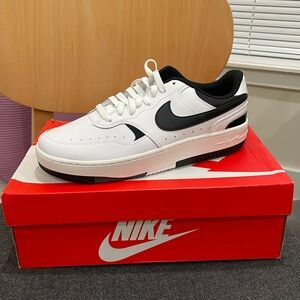 nike gamma force - brand new in box - M10.5 / W12